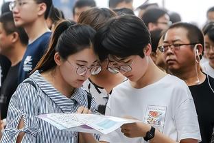 暴力犯规！卡莫洛夫暴力犯规直红下场！